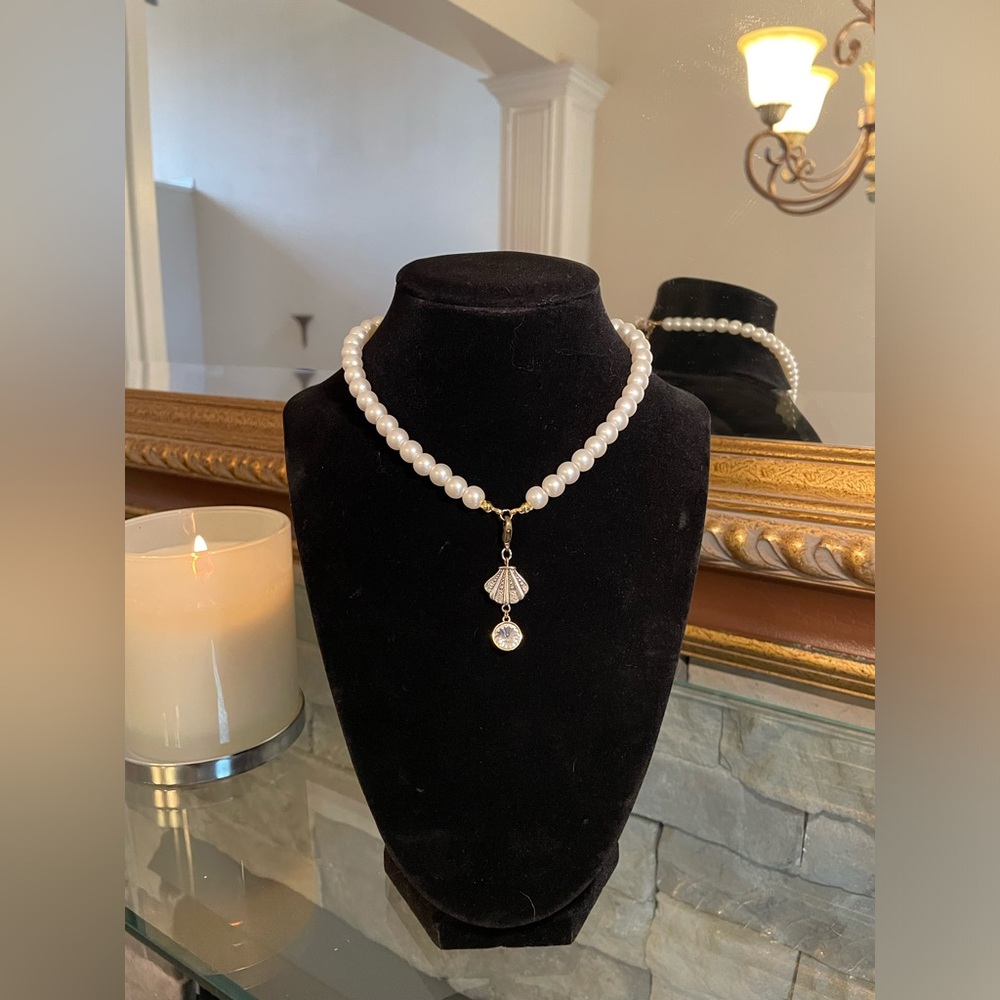 b.a.d Clamshell Gemstone Pendant Pearl Bead Necklace